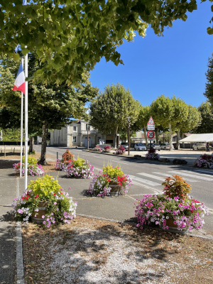 Rue Broustra place et salle des fêtes