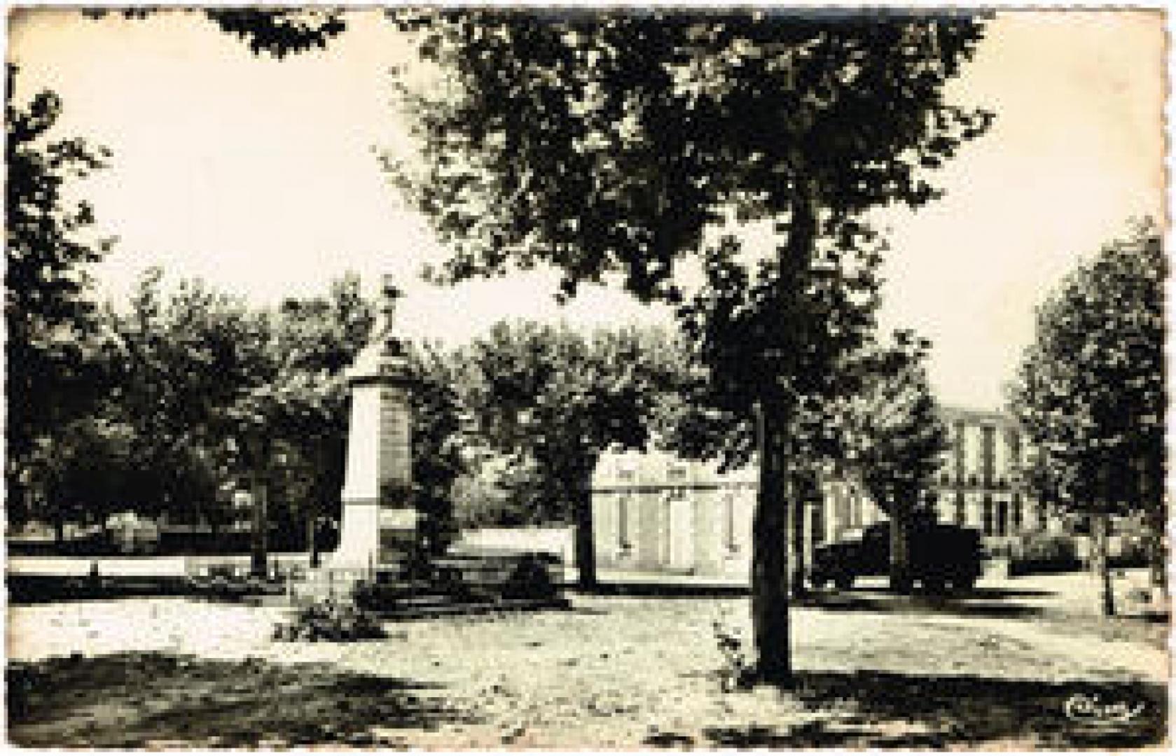 Sur-la-place_large 2.jpg